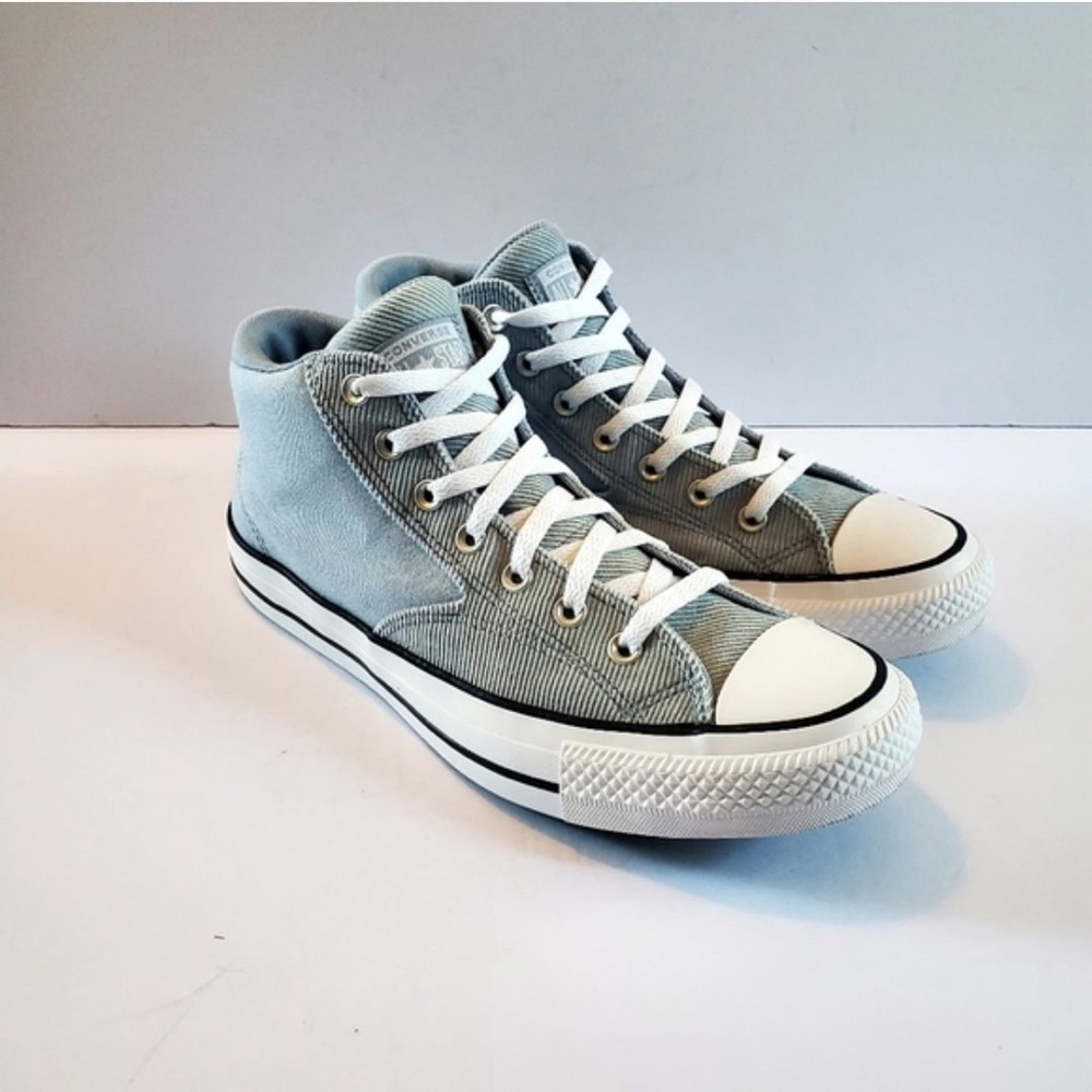 Converse Sneakers in Light Blue Chuck Taylor All Star Men's 10.5 Women's 12.5